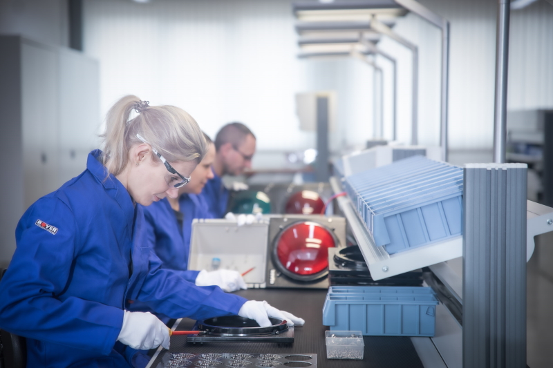 Arbeitsplatz bei der Montage und Produktion von Ampeln bei ROYER Signaltechnik