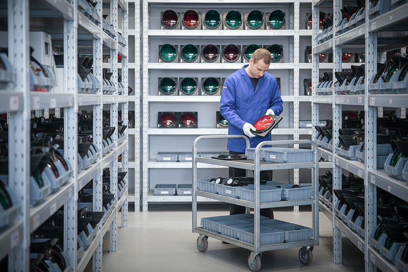 Mitarbeiter arbeitet im Lager von LED-Ampel-Signalgebern bei ROYER Signaltechnik