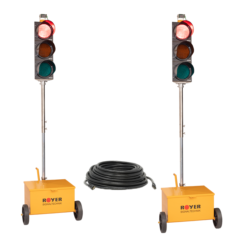 Abbildung von zwei Ampel Einheiten der mobilen Lichtsignalanlage Easy 22/24 mit Kabelverbindung von ROYER Signaltechnik