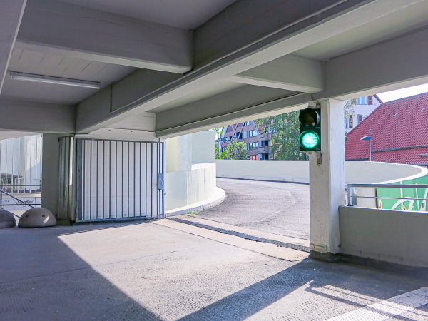 Bild einer LED-Ampel-Anlage, die an einer Garage, Einfahrt, Rampe, Tiefgarage, Parkhaus-Tor installiert ist. Die LED-Anlage, hergestellt von ROYER Signaltechnik, unterstützt die Verkehrskontrolle und Sicherheit an diesen kritischen Standorten.