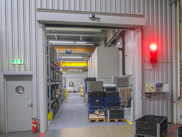 Eine Tordurchfahrt in einem Industriebetrieb ist mit Ampelanlage von ROYER Signaltechnik bestückt.