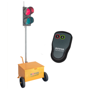 Eine mobile Ampelanlage mit gelbem Batteriewagen und Ampel mit Rotlicht und Grünlicht, dazu ein Handsender zur manuellen Bedienung.