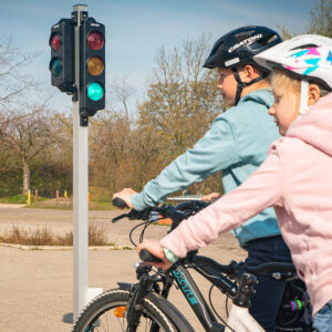 Kinder auf dem Fahrrad an einer Ampelanlage einer Jugendverkehrsschule