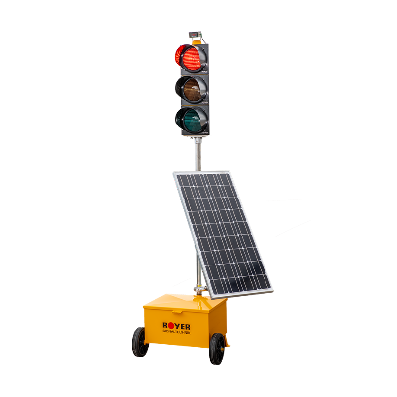 Eine Baustellen Signalanlage von ROYER Signaltechnik ist mit einem Solarmodul ausgestattet.