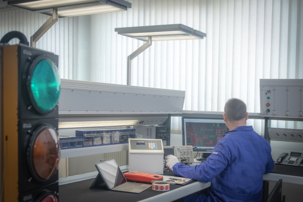 Bild der Wartung einer Ampel am Arbeitsplatz bei Royer Signaltechnik